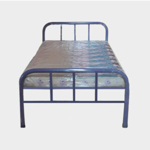 Cama con colchón estructura metálica color azul y esquinas ovaladas.