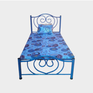 Cama con su colchón y estructura metálica en forma de corazón en color azul